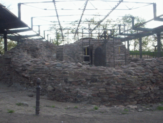 Fragment budowli mieszkalnych na Ostrowiu Lednickim 